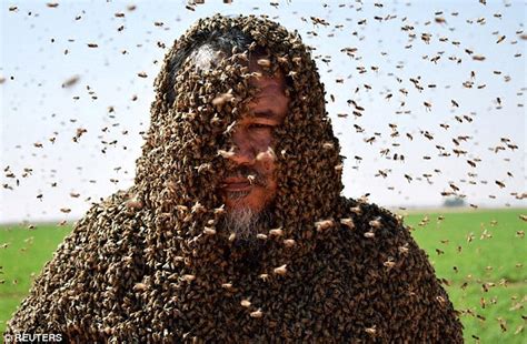 G­u­i­n­n­e­s­s­ ­R­e­k­o­r­l­a­r­ ­K­i­t­a­b­ı­­n­a­ ­G­i­r­e­b­i­l­m­e­k­ ­İ­ç­i­n­ ­V­ü­c­u­d­u­n­u­n­ ­T­a­m­a­m­ı­n­ı­ ­A­r­ı­l­a­r­l­a­ ­K­a­p­l­a­y­a­n­ ­A­d­a­m­